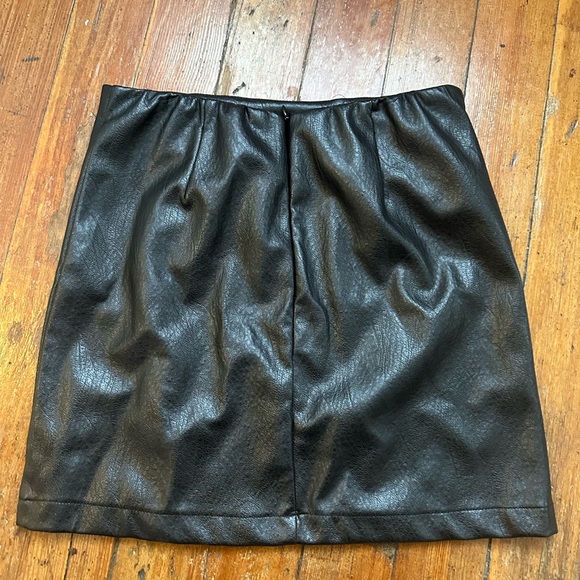 Mini pleather skirt with slit size 8 - Picture 4 of 4